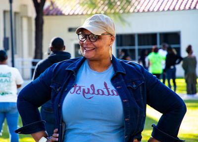 在市中心校园举行的黑人历史月活动上，特蕾亚·艾伦微笑着站在那里