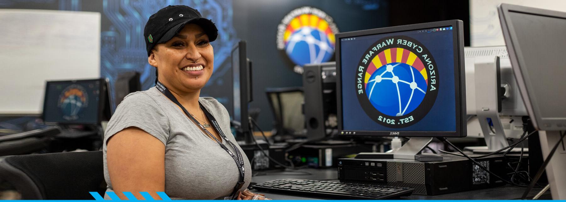 Aurora Sardina坐在东校区网络安全中心的电脑终端前，对着镜头微笑.