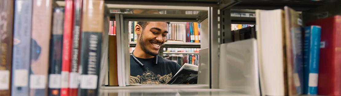 一个学生在皮马图书馆看一本书